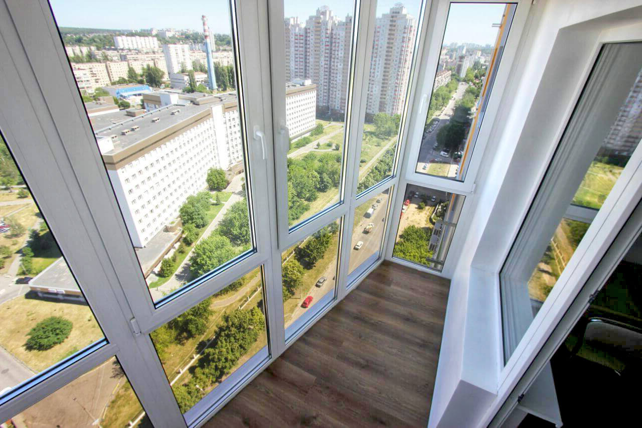 Панорамное остекление балкона пластиковыми окнами - фото №1 Панорамное остекление балкона пластиковыми окнами - фото №1